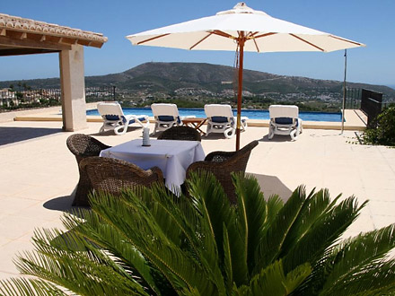 Villa La Perla, Moriara - Loungers beside pool